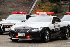 栃木県警のレクサス「LC500」パトカー（乗りものニュース編集部撮影）。