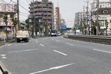 西東京市内、青梅街道が6車線から4車線に減少する箇所。奥は田無市街（乗りものニュース編集部撮影）。