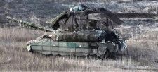 日傘防御の上に対ドローン用電子妨害装置を載せた、ロシア軍のT-72戦車（画像：ウクライナ国防省）。