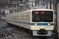 小田急線で活躍を続ける8000形（画像：写真AC）。