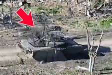 ケージや網などを付けてドローンへの対策を施したロシア戦車T-80BVM（画像：ウクライナ国防省）。