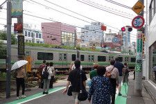埼京線・湘南新宿ラインの青山街道踏切。歩行者はかなり多い（植村祐介撮影）。