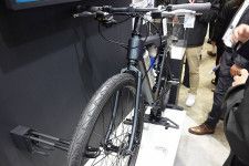 トヨタ紡織が出展したFCアシスト自転車（乗りものニュース編集部撮影）。