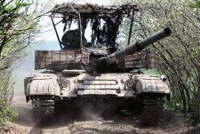 増加装甲を大量に取り付けたウクライナ軍のT-72戦車（画像：ウクライナ国防省）。