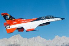 2023年2月13日、米本土エドワーズ空軍基地でAI（人工知能）エージェントが12回の飛行試験を成功させたシミュレーターテスト航空機X-62A（画像：アメリカ国防総省）。