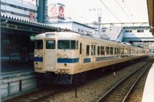 「懐鉄」第三弾の一環として運行されている115系瀬戸内色。追加のリバイバル列車が決まった（画像：JR西日本）。