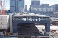 JR線の上で工事中の環状4号線の橋梁（画像：東京都）。
