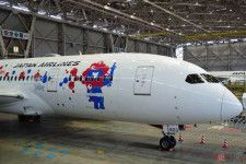 JAL「超前衛的デザインの特別塗装機」全貌公開！ 2機目の大阪万博特別機を国際線へ…担当路線は？