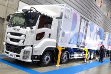 「ジャパントラックショー2024」に出展された「日本トレクス」の冷凍仕様ダブル連結トラック（布留川 司撮影）。