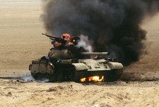 ロシア軍「骨董品戦車」と「異形のレア車両」もろとも撃破される ロシア軍「骨董品戦車」と「異形のレア車両」もろとも撃破される