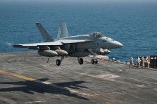 米空母またも「海に戦闘機落としました」約1週間で2機も失う