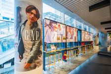 GAP Spring 2024ヴィジュアル　EXILE NAOTOが登場！　本日から新宿フラッグス店で展示開始！！　