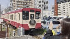 福島交通飯坂線100周年　復刻デザインの記念列車が運行