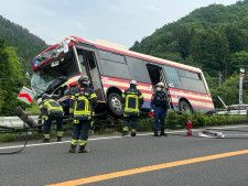 【速報】「運転手が出られない」路線バスがガードレールに衝突する単独事故　福島市