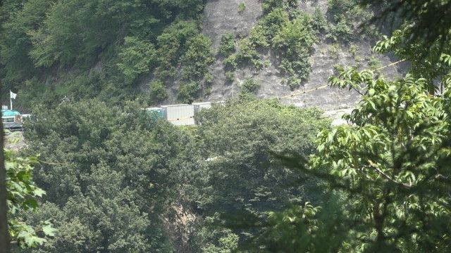 国道でダンプカーが崖下に転落、55歳 運転手の男性 死亡　利賀ダムの土砂運搬中の事故か、警察が原因を調査　富山・南砺市