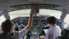 飛行機のお仕事「FDA」のパイロットと客室乗務員に密着　副操縦士が自ら機体をチェック