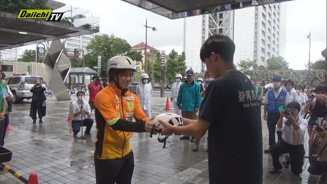 秋の全国交通安全運動 プロ卓球選手と高校生ら ヘルメット着用を呼びかけ　静岡市