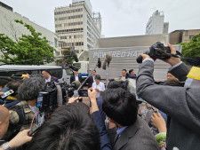 １９日午前　静岡市内でコメントを発表する上川外相