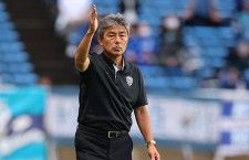 福岡が長谷部茂利監督との契約延長を発表！ 来季も指揮決定、4年目の今季はここまでJ1で8位