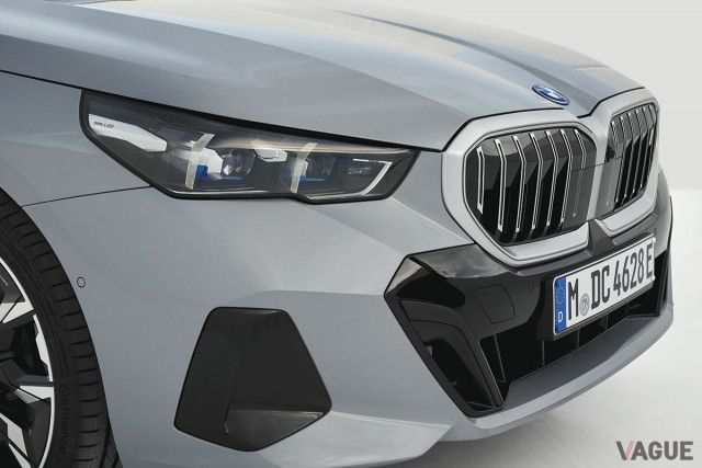 BMW新型「5シリーズ」世界初公開 7年ぶりにフルモデルチェンジされた8代目セダンはEV「i5」も同時に用意