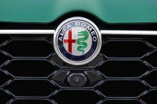 アルファ ロメオのラインナップは現在SUVの「トナーレ」「ステルヴィオ」、セダンの「ジュリア」の3車種。この4月には初のEV「ミラノ」が登場予定だがミラノもSUVだ