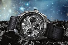 月から帰還した歴史ある時計が「約45億年前の隕石」をダイヤルに!? 語りたくなるストーリー満載のパイロットクロノグラフ誕生！