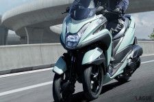 斬新なフロント2輪の“3輪バイク” ヤマハ「トリシティ」の2024年モデルはおしゃれな新色に注目！ 安定感ある走りも好印象
