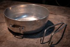100年超えの老舗工房が伝統の鍋を「アウトドア向けにチューン」！ 使い心地は本当にいい？ 夢をカタチにした工夫とは