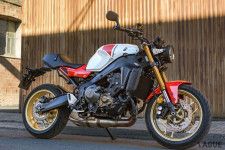 ヤマハの“スポーツヘリテージ”バイク「XSR900」に2024年モデルが新登場！ 新色は存在感が抜群!! 気になる走りの実力は？