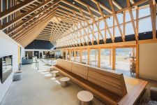 「日帰り温泉施設」のエントランスには栃木産の木材を生かした休憩スペースも
