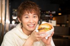 俳優・小林亮太が「潮見スキッパーズ」の「タルタルチーズハッシュ」を食レポ！