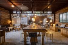 大きな倉庫をカフェに改装した三重県亀山市の「エジソン休憩所」。奥は焙煎室になっている