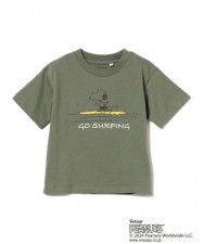 「Peanuts SURFING プリント Tシャツ」(3630円)カラー：オリーブ