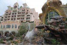 ディズニー映画「ファンタジア」のミッキーマウスが表現された“魔法の泉”と、その奥にそびえる東京ディズニーシー・ファンタジースプリングスホテル