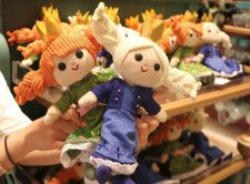 「ファンタジースプリングス」の新グッズ。こちらは、幼いころのアナとエルサが遊んでいた人形をモチーフにした「ぬいぐるみ」2個セット(5200円)