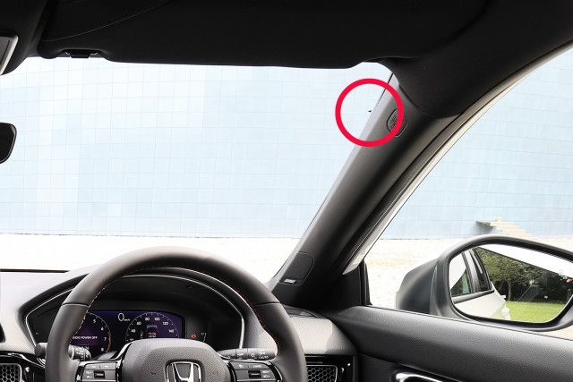 ホンダ車のフロントガラスだけに描かれた「小さな黒三角」に気づいてる？　じつは運転に大きな効果があるマークだった!!