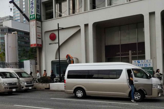 「闇ライドシェアアプリ」まである始末！　東京都心の駅前で堂々と客を乗せるインバウンド向けの違法白バス