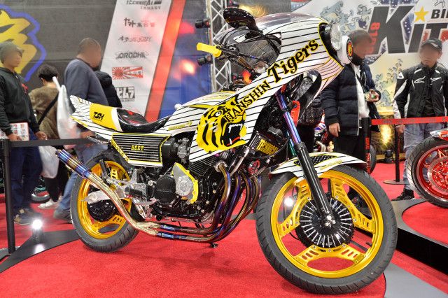 阪神タイガース優勝記念バイクにファン感涙必至！　「トラ柄」CBX400Fはこれぞ関西魂!!　【大阪オートメッセ2024】