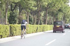 自転車を追い越すには黄色の実線を踏んじゃう！　違反を避けるために延々遅い自転車の後ろを走る……必要はなかった!!