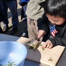 ＜え…東京で昔話!?＞道端の草を食材に、裏山で拾った木をかまどへ…小学生親子レポート