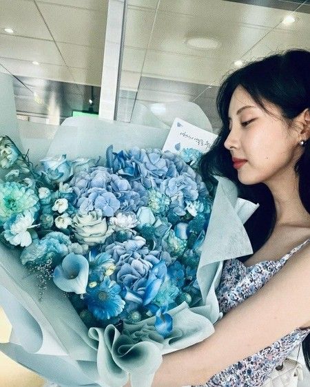 「少女時代」ソヒョン、ブルーの花束に囲まれた“プリンセス”…誕生日をお祝い