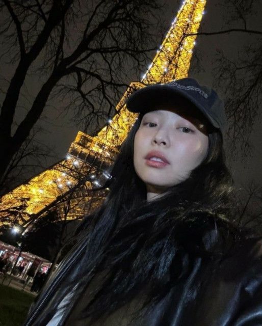 「BLACKPINK」JENNIE、シックでヒップなオーラ全開…パリを輝かす美貌