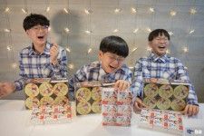 俳優ソン・イルグク、小5になった三つ子の息子たちの近況公開…誕生日に初めての携帯電話をプレゼントされる（画像提供：wowkorea）