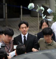「領置金に使え！」…“麻薬容疑”俳優ユ・アイン、今度は市民から紙幣を投げつけられる
