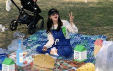女優ソン・イェジン、17カ月の息子と愛犬と「春のピクニック」…キャップ帽にカジュアルルックで魅力あふれる日常公開