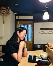“ひょっとしたら日本での一コマ？”女優ソン・イェジン、おいしい食事の前でそっとほほ笑む女神…どうしてこんなに愛らしいのか？