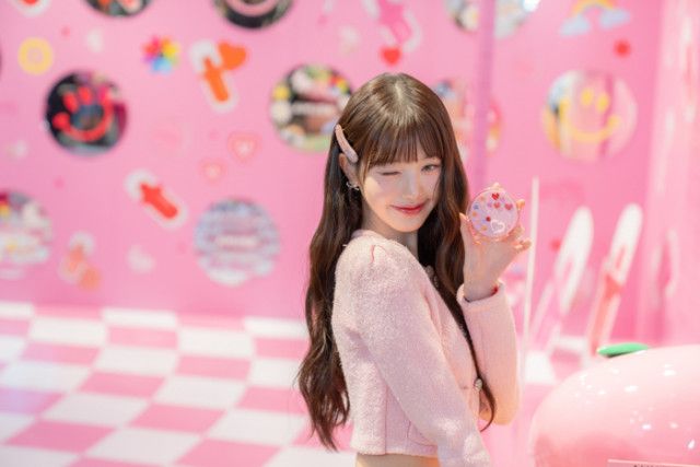 IVE チャン・ウォニョン、ガーリーな服装で渋谷Hzに登場！可愛らしい顔 ...