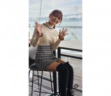 元AKB48 Team8・福留光帆、絶対領域あらわなミニスカコーデで人生初のWWSインタビュアーに挑戦！〈みなとみらいコレクション 2023〉