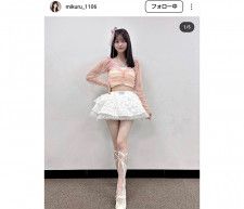 鈴木愛理、ワンショルダートップス×超ミニスカのLIVE衣装披露