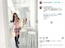 渡辺美優紀、ピンク色のミニスカ制服ショットを公開！「女子高生みたいで可愛い」